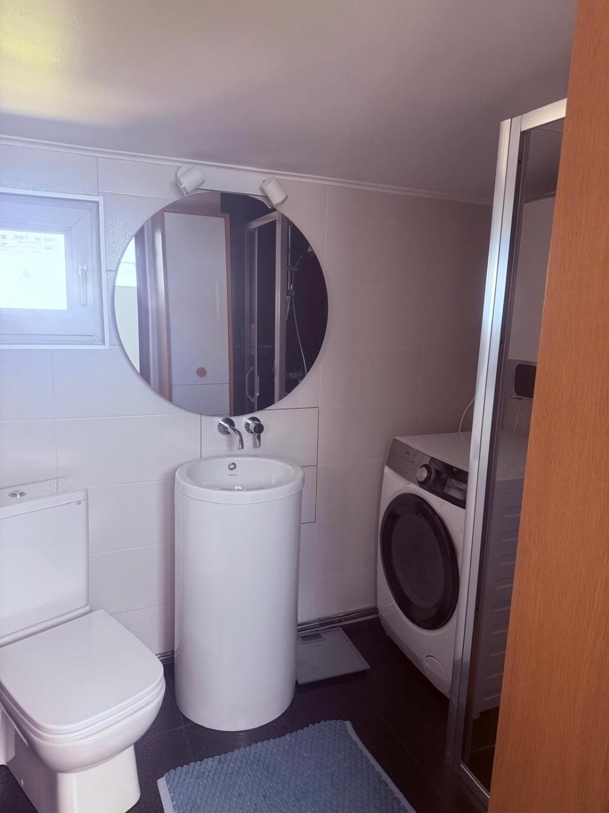 Cheerful 2 Bedroom And Lounge Town House With Free Parking Vilă Bucureşti