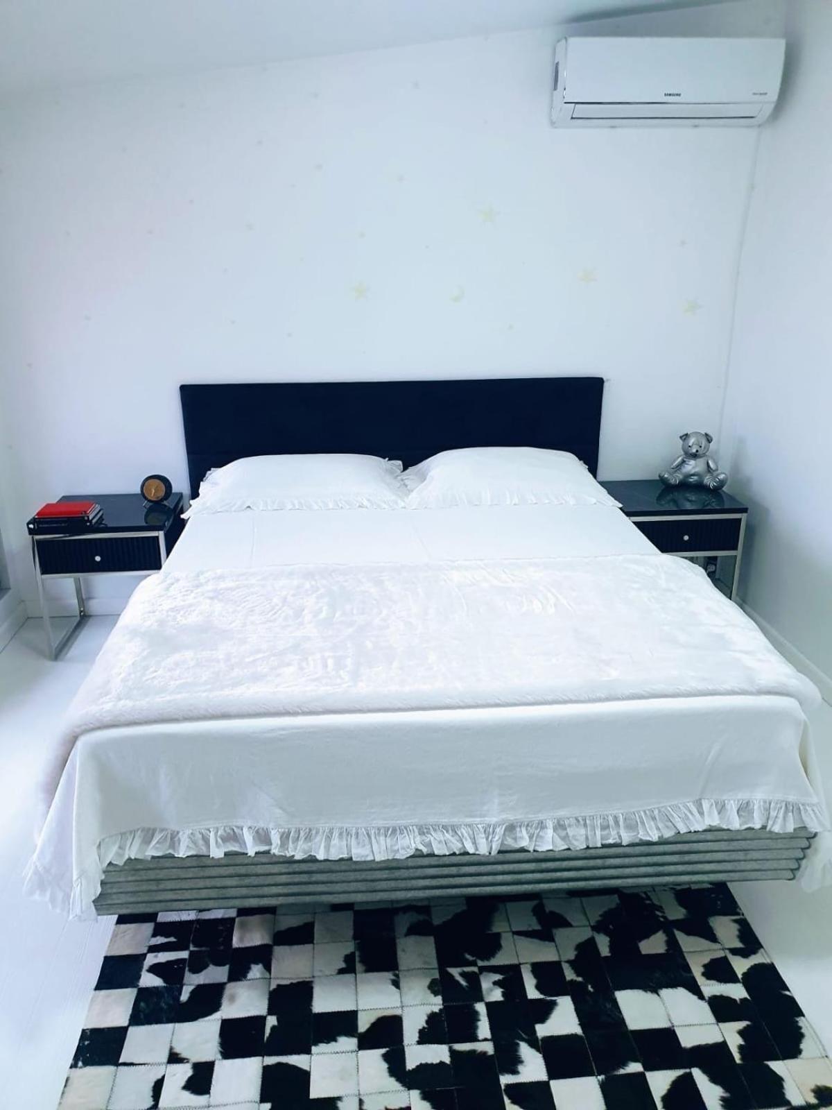Cheerful 2 Bedroom And Lounge Town House With Free Parking *