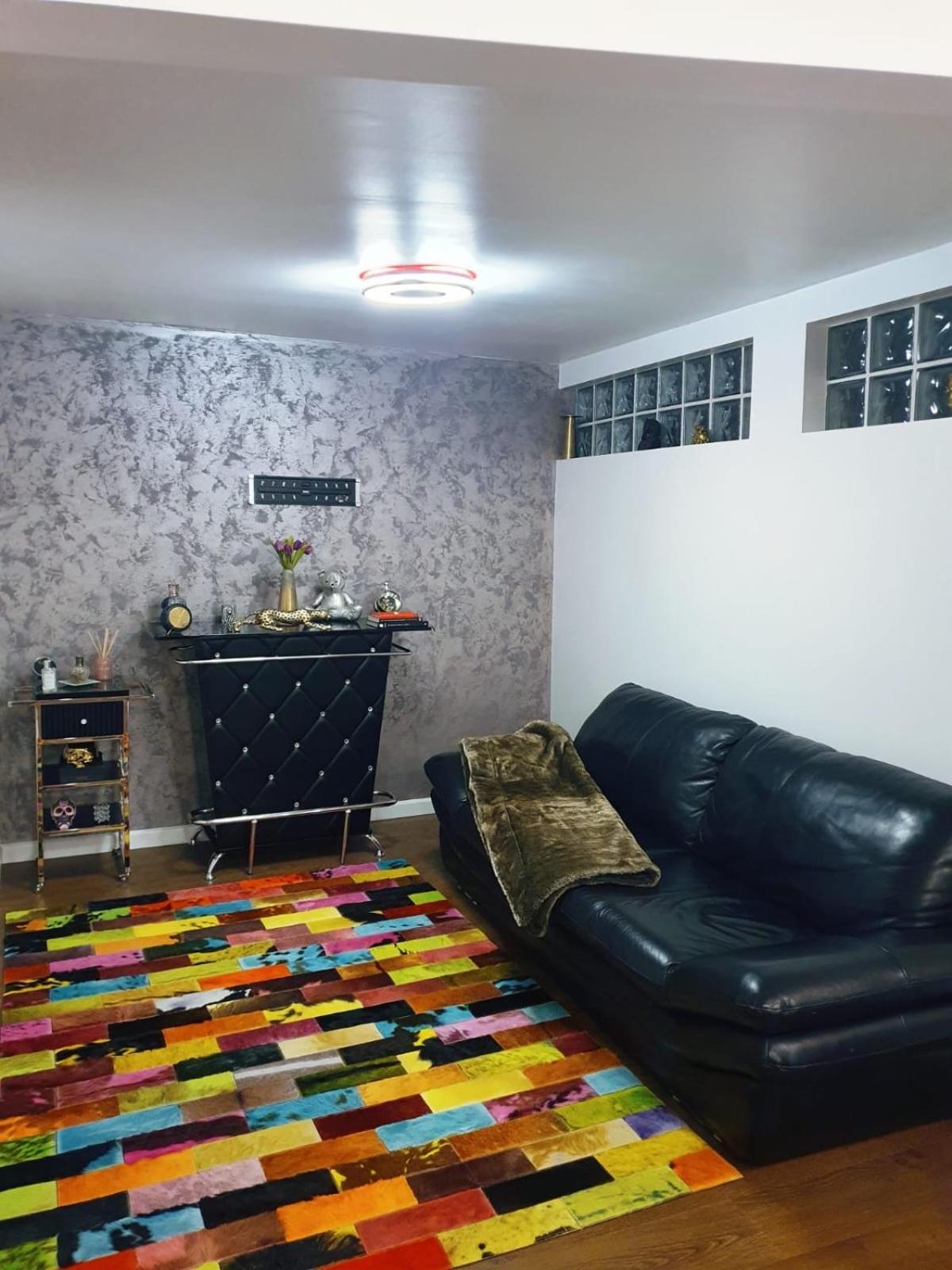 Cheerful 2 Bedroom And Lounge Town House With Free Parking Bucureşti